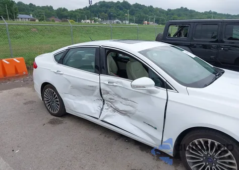 2017 Ford Fusion Hybrid Titanium из США, поврежденный, VIN 3FA6P0RU1HR233107